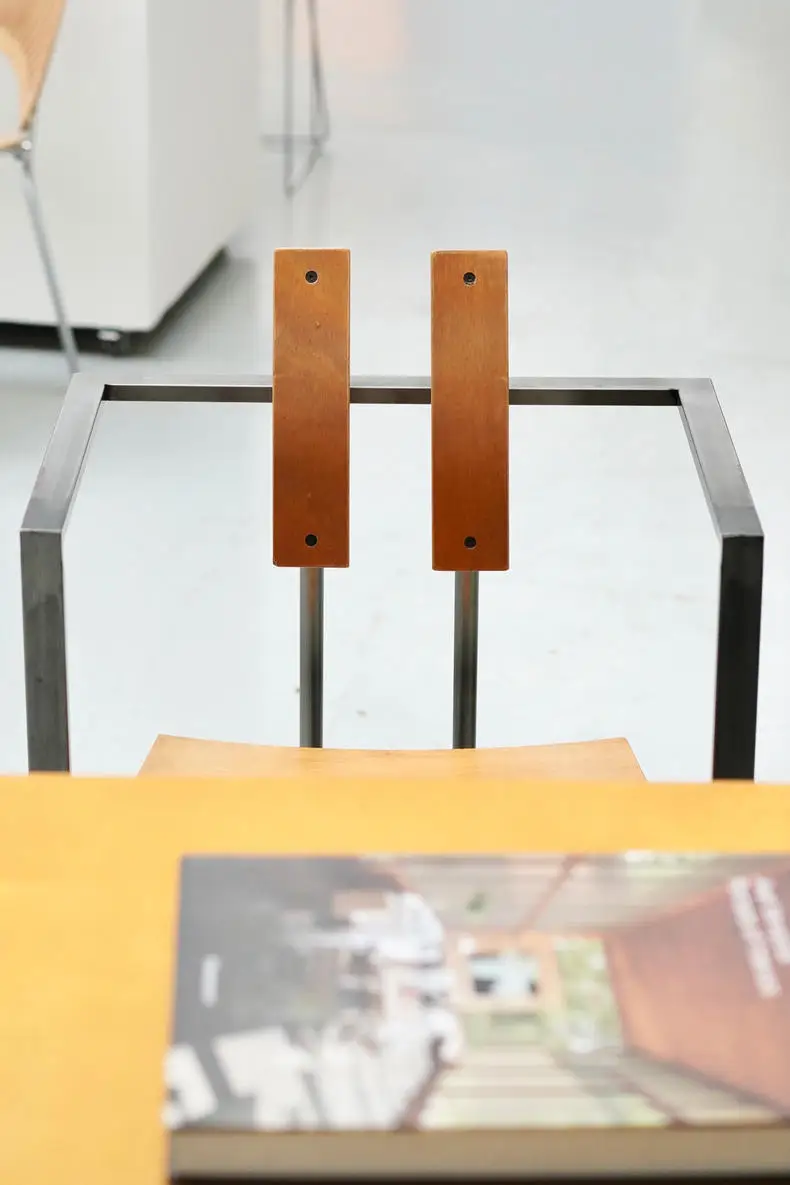 Немецкий средневековый стул Bauhaus 1980-х годов, дизайнерский обеденный стул metal art sense Memphis, минималистичный стул для книг4