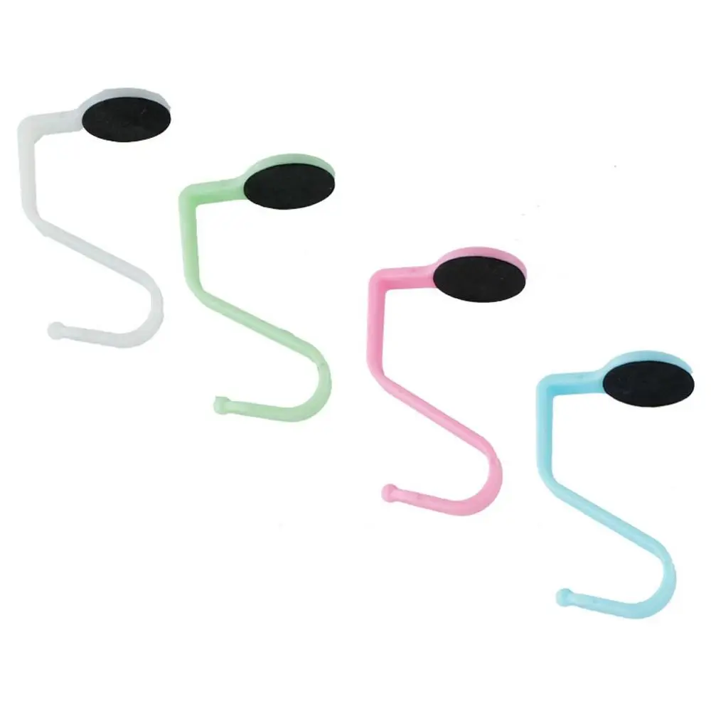 Пластиковые крючки для рабочего стола Прочная прочная поддержка, противоскользящие вешалки для рюкзаков, случайный цвет, Прочный настольный крючок для повседневной жизни1