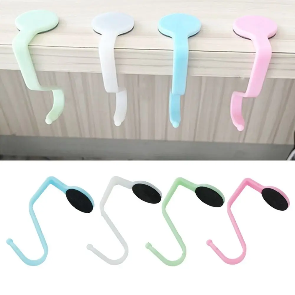 Пластиковые крючки для рабочего стола Прочная прочная поддержка, противоскользящие вешалки для рюкзаков, случайный цвет, Прочный настольный крючок для повседневной жизни3