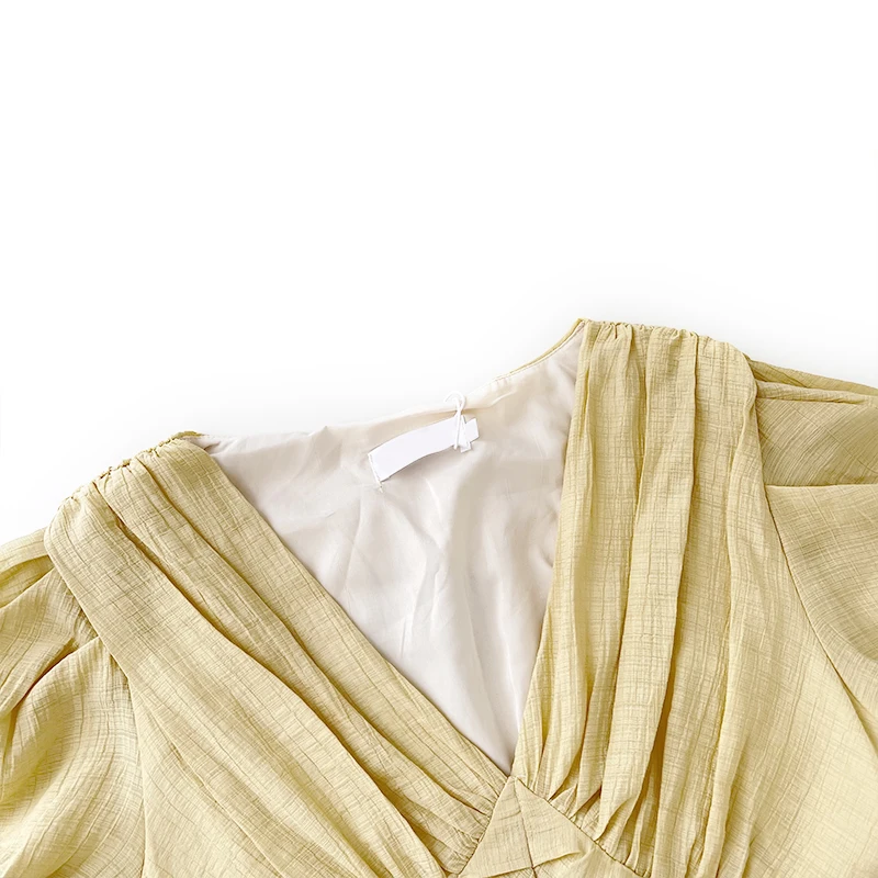 Французское плиссированное платье с V-образным вырезом на талии и пышными рукавами средней длины.1
