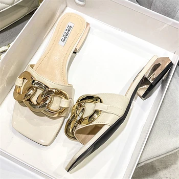 Летняя женская обувь 2023 года, женские босоножки с золотой цепочкой, декоративные тапочки на каблуке 2,5 см, женские высококачественные шлепанцы, мюли, Повседневная обувь