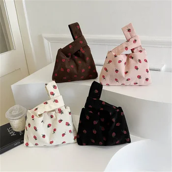 Модные сумки-тоут с рисунком клубники Высококачественные вельветовые сумки Нишевый дизайн Пухлые сумки Трендовые сумки-ведра Сумка на запястье для женщин